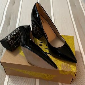 Gorgeous new black patent dress shoes with snakeskin heel